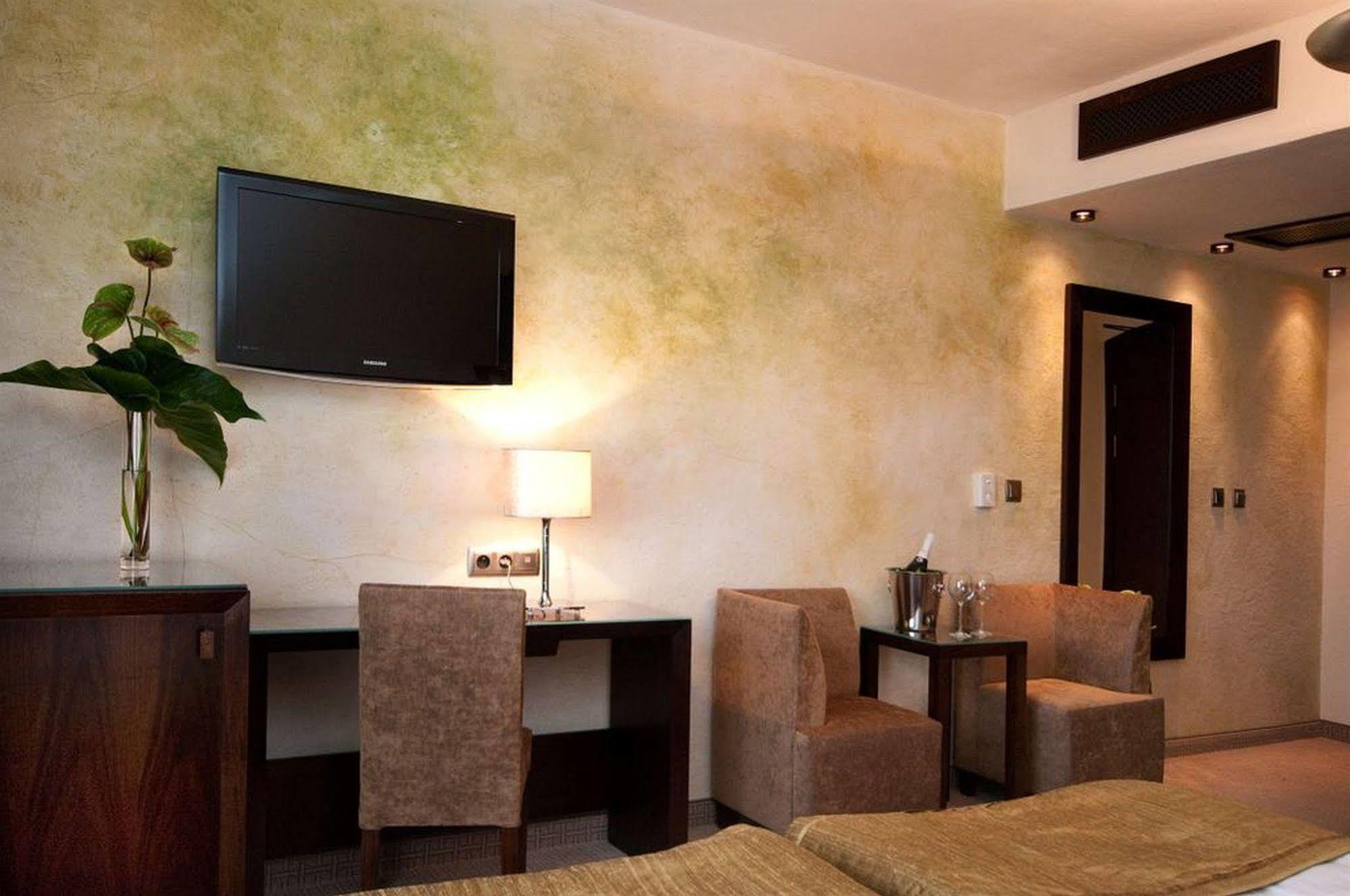 Hotel Remes Opalenica Kültér fotó