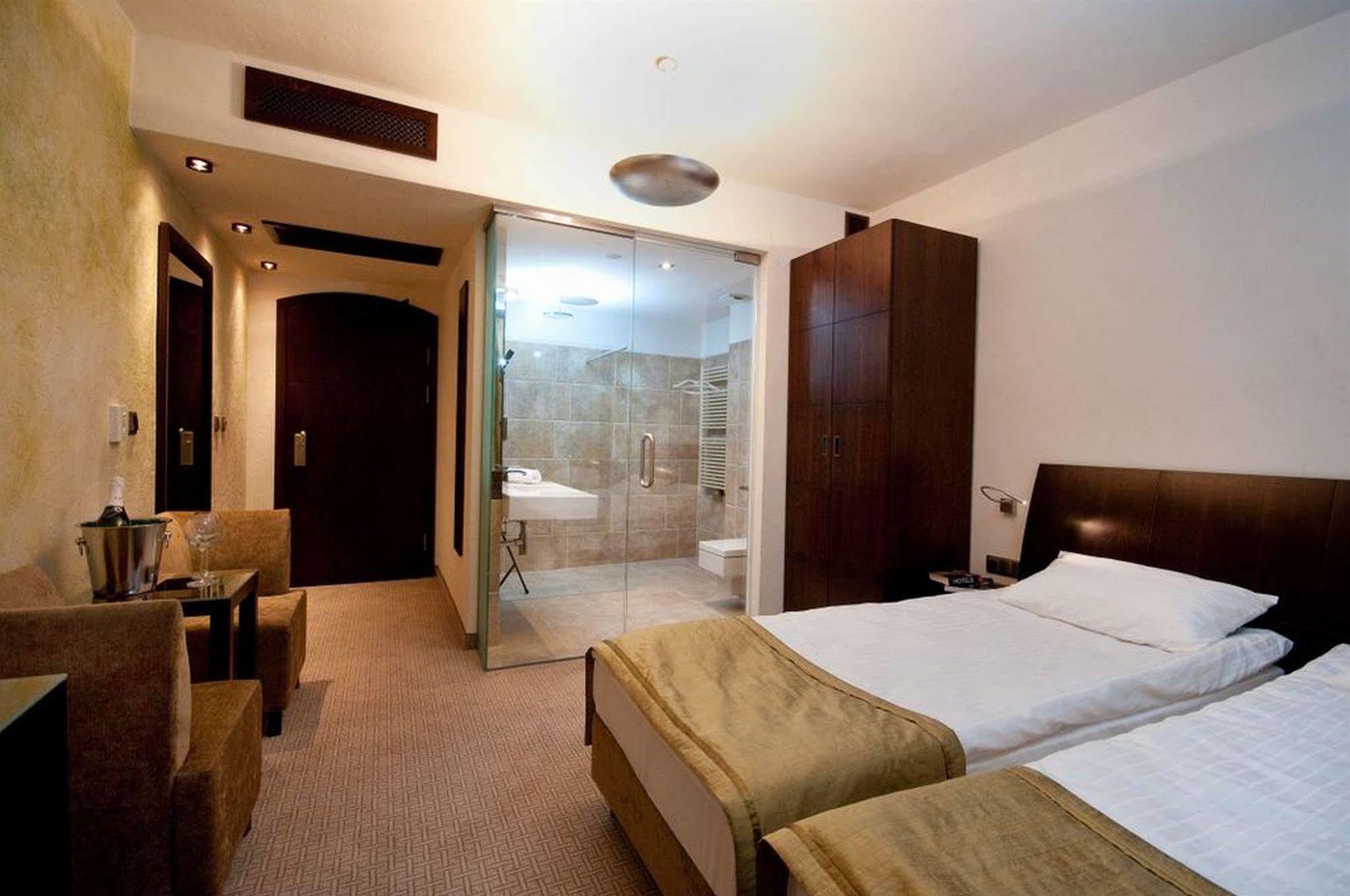 Hotel Remes Opalenica Kültér fotó